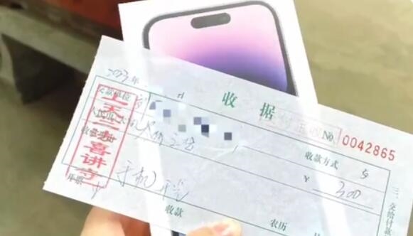 00后女生旅游不忘给新手机开光 网友:你是懂开光的