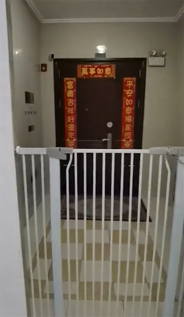 邻居私设围栏变1梯1户 女子怒踹飞 网友：这种邻居简直噩梦