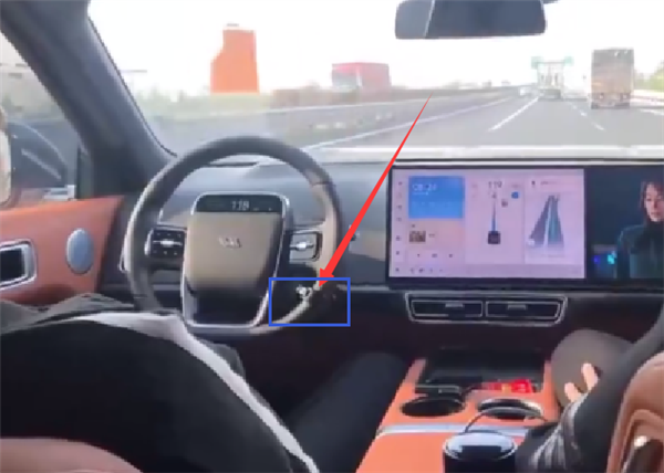 男子高速公路狂飙120km/h看《狂飙》:不碰方向盘、不看正前方