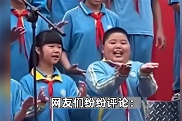 男孩六一表演化身行走表情包 全情投入阳光自信:网友看笑不愧C位