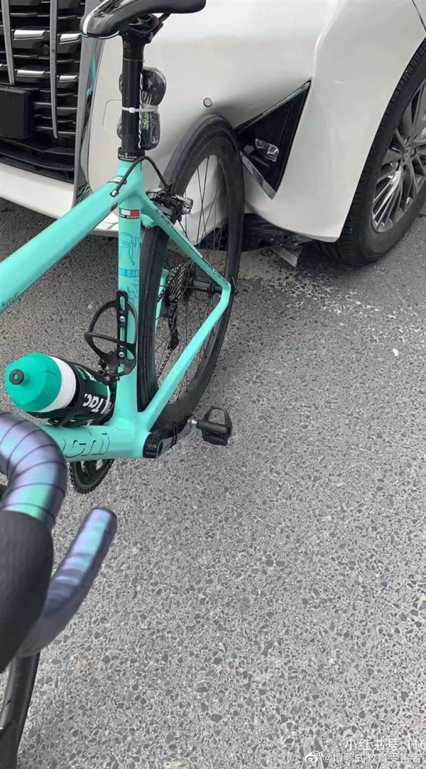 未上牌丰田埃尔法追尾自行车:车头直接凹陷成V型