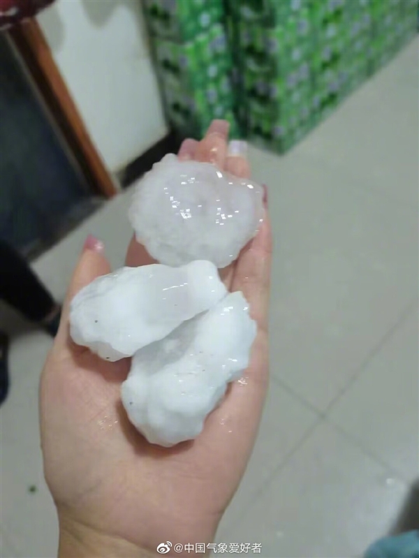 河北多地遭强对流天气:冰雹如拳头大小 多人被砸伤