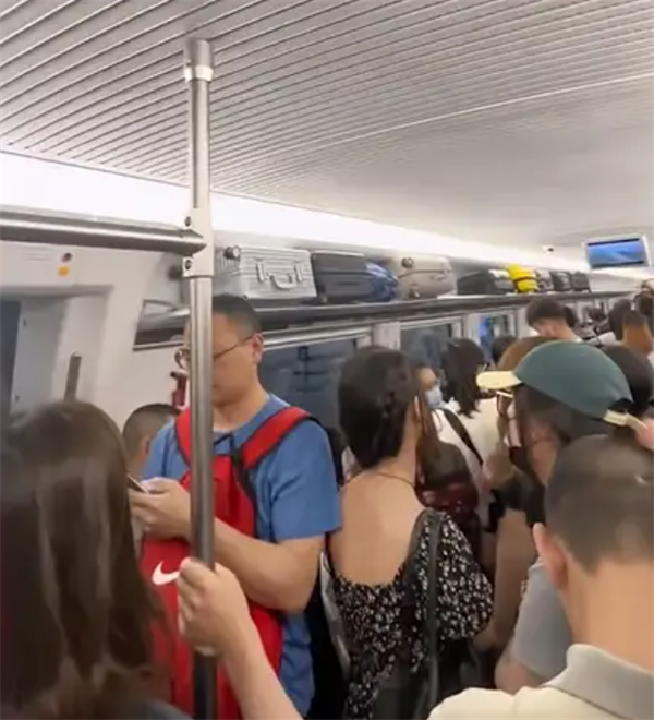 五一高铁坐出地铁既视感 网友实拍:坐位都看不见了