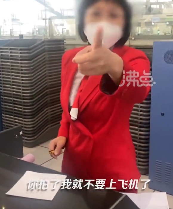 亚航被曝行李超重5公斤补收1807元:拍照被威胁不要上飞机