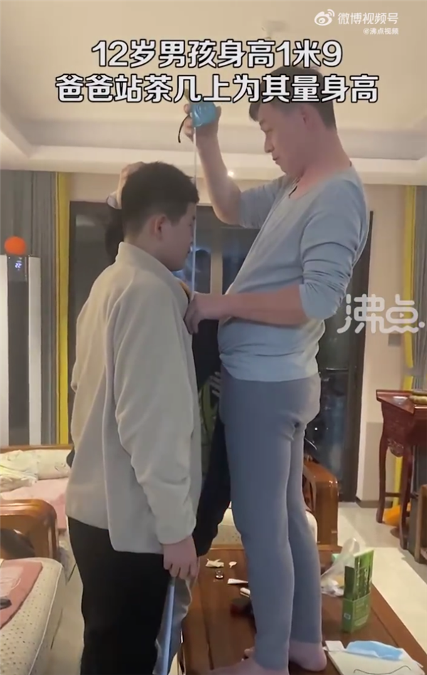12岁男孩身高1米9爸爸站桌上测量 远超国人男性平均169.7厘米：吃肉多