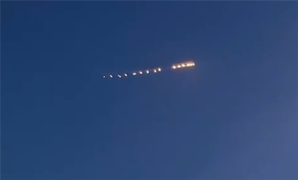 黑龙江上空现不明飞行物速度极快 网友脑洞大开:LED风筝?