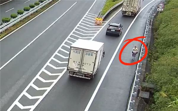 男子骑车1600公里回老家 手机损坏流浪一个多月 靠采野果充饥