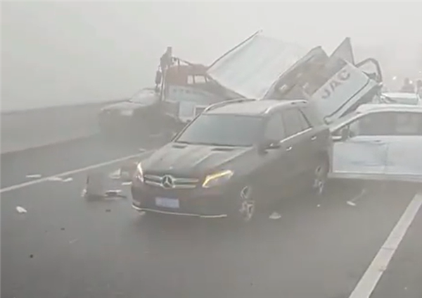 团雾作祟！山东一高速多车相撞有人喊救命：应对方法来了