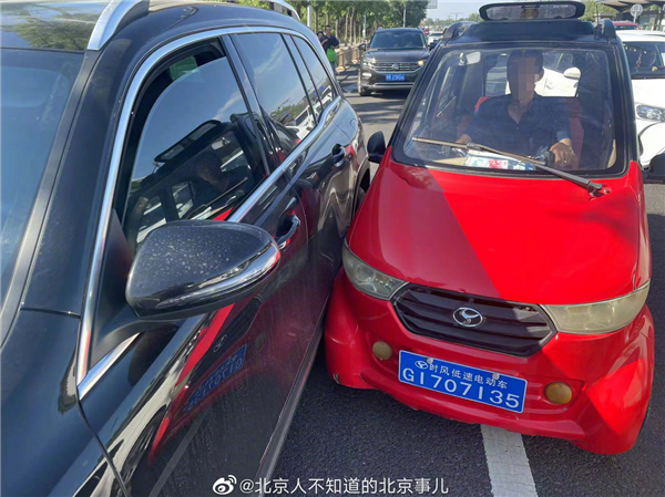老年代步车机动车道压实线撞汽车 家属不赔:要钱没有要命一条