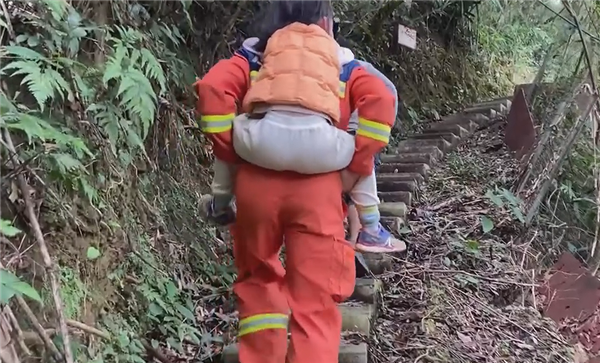 家长带三胞胎爬五指山 三大三小全被困：21小时才救出来