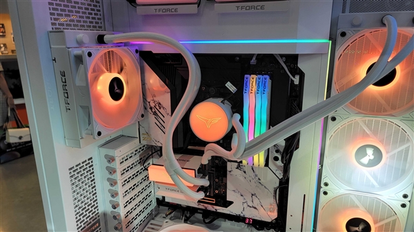PCIe 5.0 SSD居然用上水冷!温度不可思议、性能依然残血