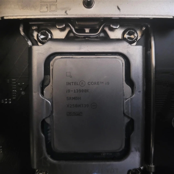 玩家买了颗假冒的i9-13900K：一开机 凌乱了