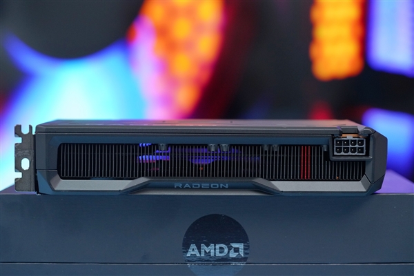 AMD RX 7600公版卡小翻车:6+2针电源线插不上