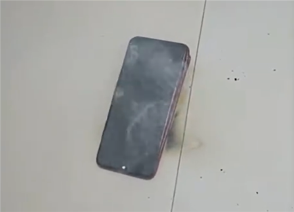 女子手机放枕边突然冒烟自燃:曾因进水维修