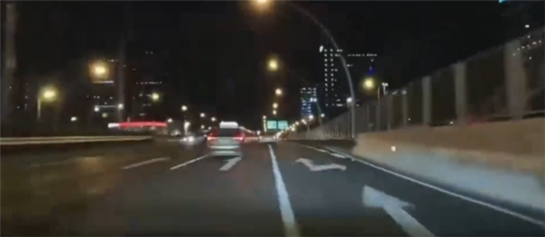 狂飙150km/h还实线变道!4人开特斯拉、捷豹在上海市区飙车被抓