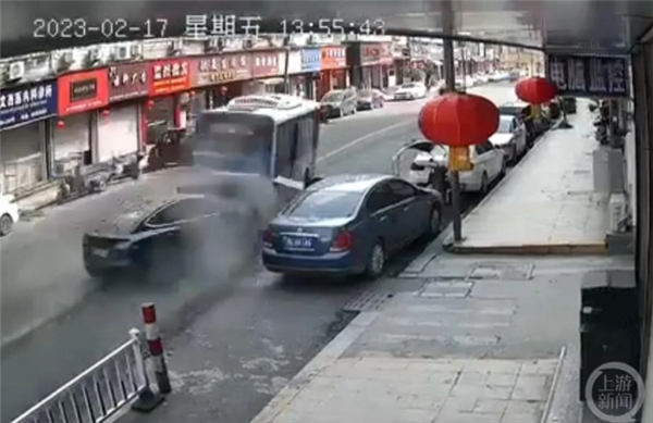 官方通报特斯拉追尾公交 致1死1伤:女乘客没系安全带 现场视频还原 速度飞快