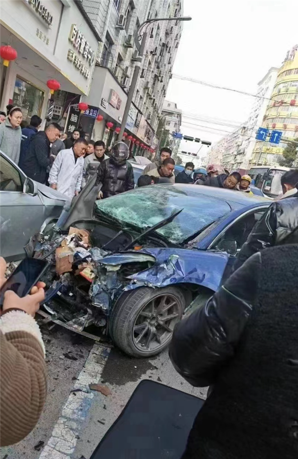 视频显示Model 3失控一路狂飙 追尾公交造1死1伤:特斯拉回应