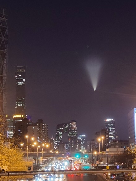 北京等多地天空疑现震撼的火箭夜光云：原理科普