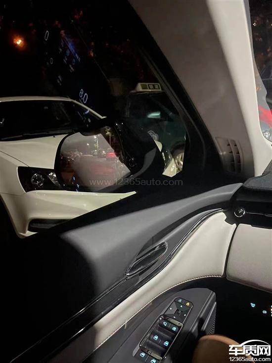 头回见!车内饰版太白致反光 福特蒙迪欧车主集体投诉