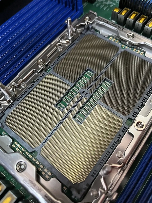 132大核、512小核?Intel LGA7529巨型接口新至强主板清晰曝光