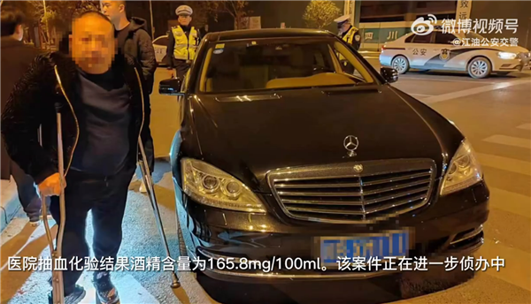 拄拐男子无证醉驾惊到众人 自称驾驶技术了得:自动挡一个脚就可以