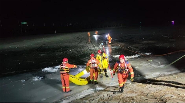 北京2人坠冰身亡 专家科普发现冰面破裂该如何自救