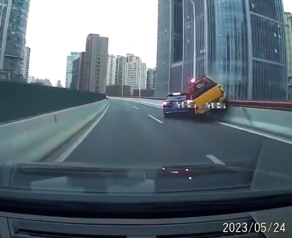 上海两车“斗气” 致一车骑跨高架栏 官方通报:路怒极易引发严重后果