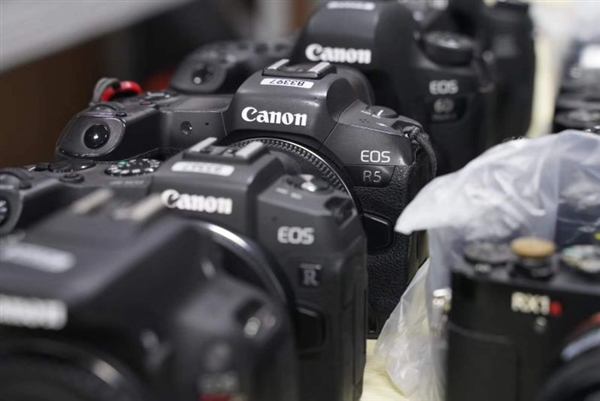 珠海拱北海关破获5.68亿相机走私案:查获236个相机、镜头
