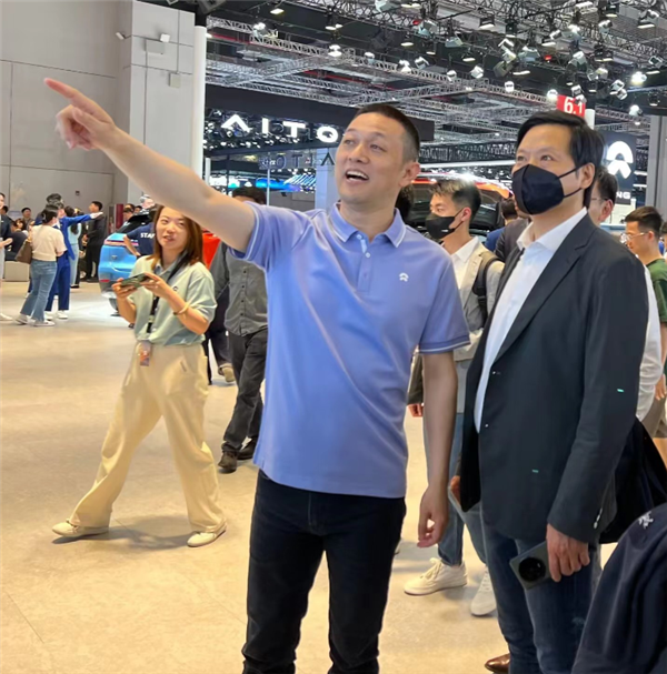 小米汽车明年量产！雷军现身上海车展参观众车企：蔚来李斌亲自接待