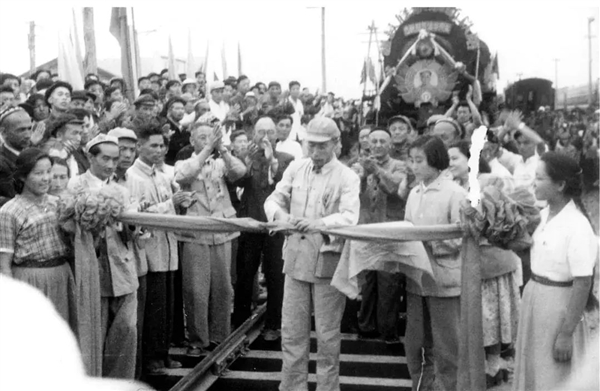 2423公里！曾经的中国西部最长铁路 开通60年了