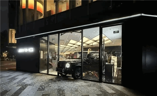 广州市中心上演现实版GTA 男子抢夺奔驰AMG展厅大G展车