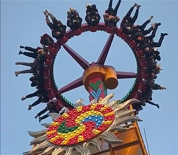 大摆锤高处停摆近10分钟 游乐场回应：两边游客体重相近所致