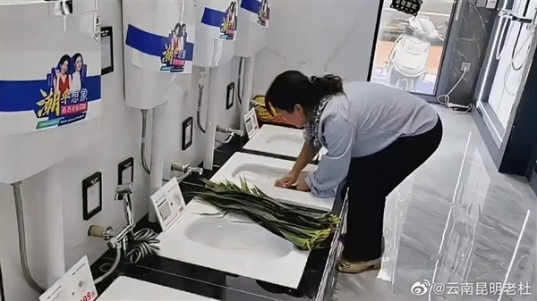 女子用蹲便器洗粽叶被吐槽不讲卫生恶心：店家回应比洗菜盆干净