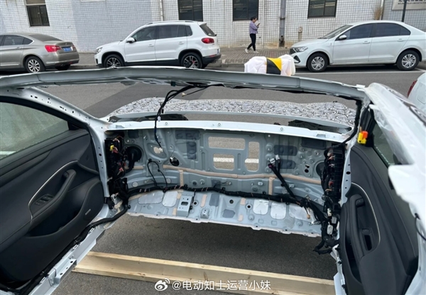 小米汽车首车白车身曝光：门板内侧设计很像特斯拉