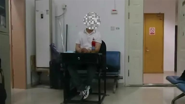 男子错过火车 竟猛摔女检票员 还咬人!拘留10天