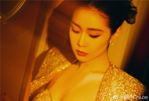 “大嫂”高叶晒美照自侃被礼服鲨疯了 网友点赞身材太好:美丽要付出代价