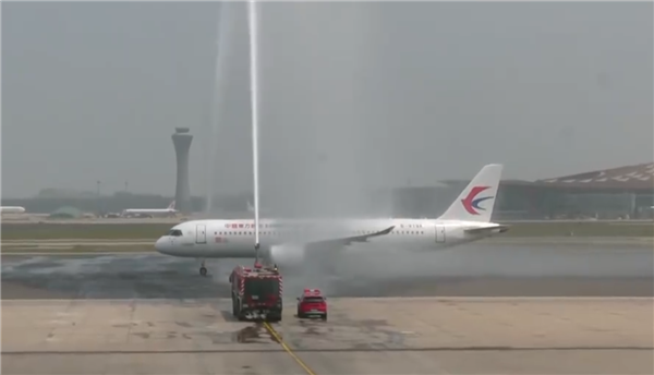 商业载客首飞成功!国产大飞机C919获民航最高礼仪过水门:现场震撼