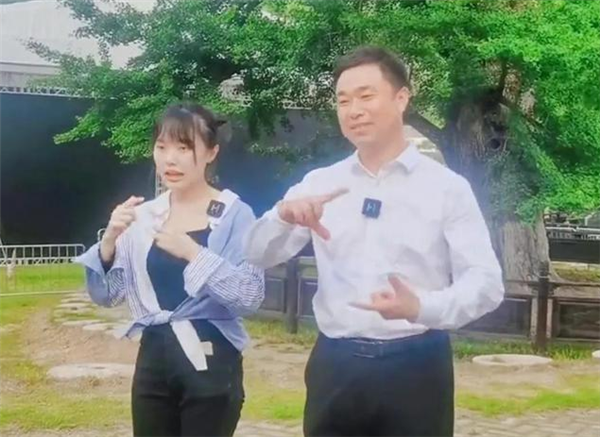 “挖呀挖”黄老师开始转型:素颜遭吐槽 “丑”局长解围