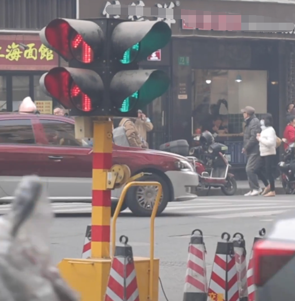 上海新网红打卡地！《繁花》爆火让黄河路人多到新装红绿灯
