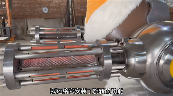 手工耿自制羊驼烤肠机:胸前两支“加特林” 可发射烤肠