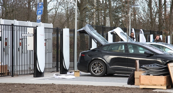 特斯拉V4超充桩首批投用:最大输出功率600KW 电压1000V