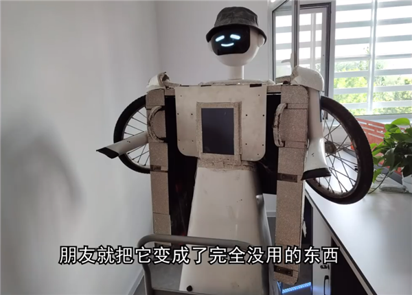 手工耿、天才小熊猫梦幻联动:把镶钻三轮打造成蛋炒饭神车