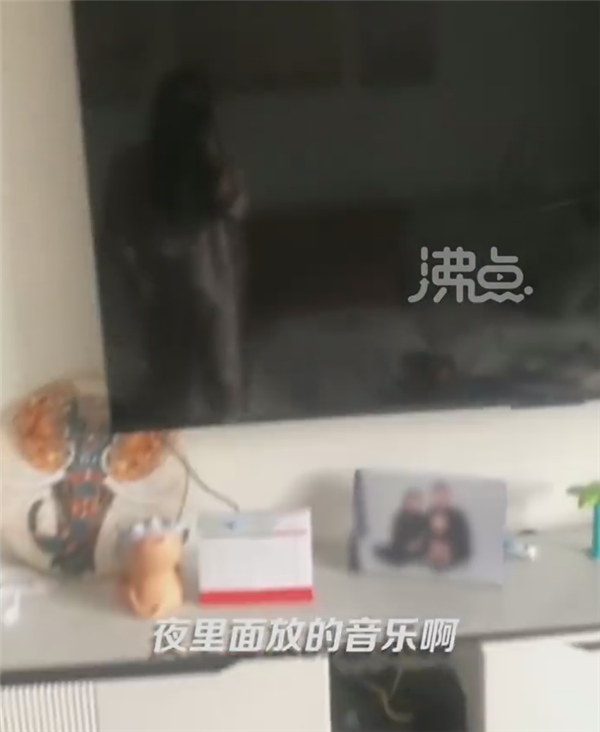 女子称电视机凌晨突然飙女高音：客服回应可能两种原因